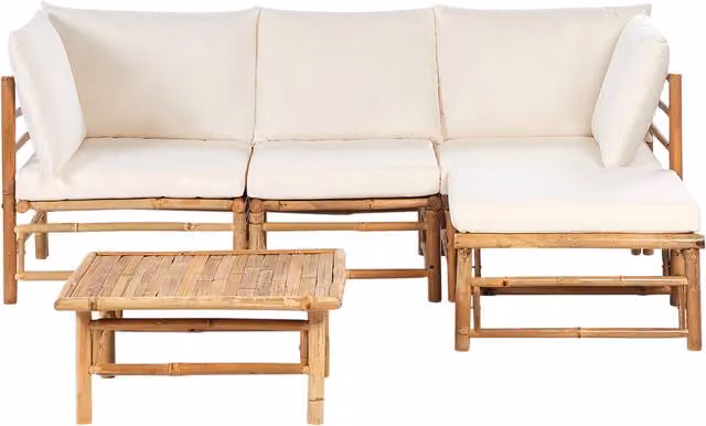 Set da giardino angolare composto da divano 2 posti 2 poltrone e tavolino in bambù bianco sporco con cuscini bianchi stile elegante esterno