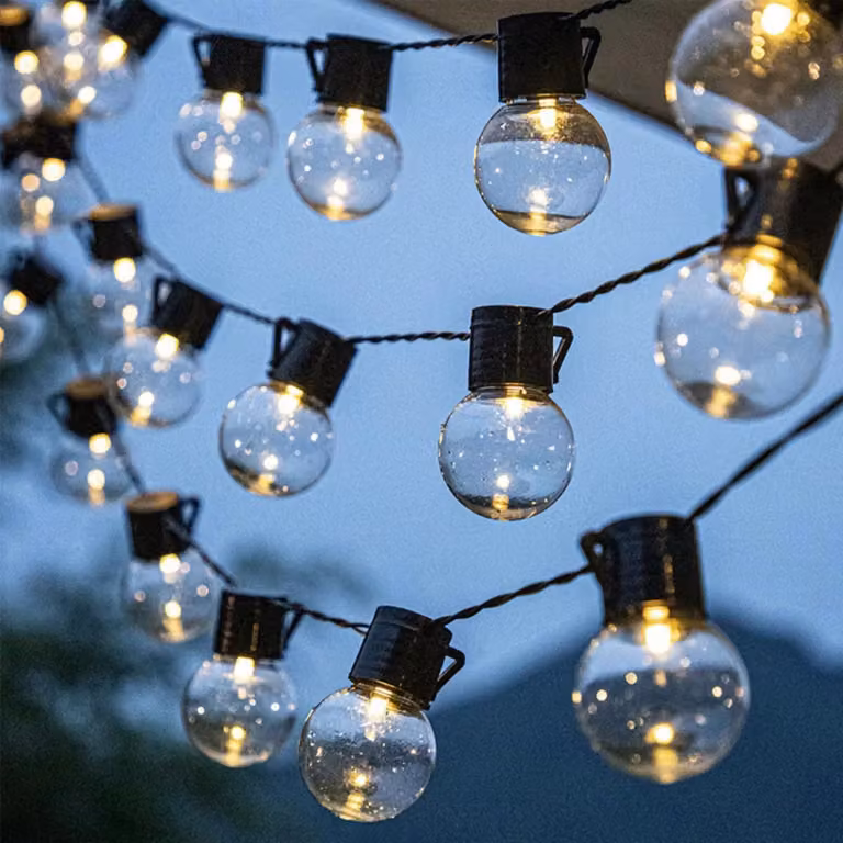 Catena luminosa a LED, lunghezza 2,5 metri, 10 lampadine a forma di sfera con luce bianco caldo, alimentazione a batteria
