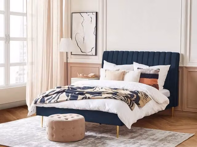 Letto imbottito Beliani in velluto blu scuro e oro con rete a doghe e testata alta, design moderno, L/P/H: 140 x 200 x 124 cm – 1