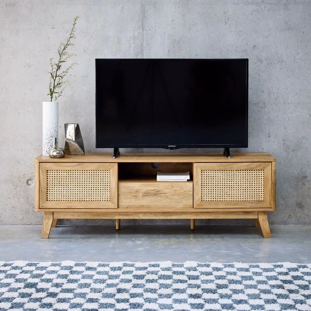 Mobile TV Sweeek in legno marrone con ante scorrevoli in stile boho, L: 150 cm, P: 39 cm, H: 49 cm – 2