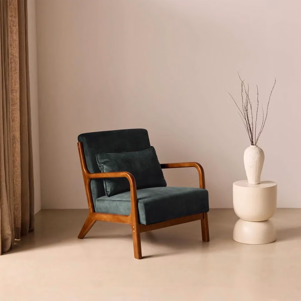 Poltrona scandinava Sweeek in velluto verde con struttura in legno di hevea tinto noce scuro – 2