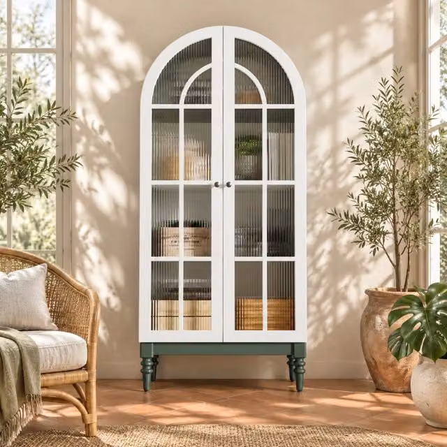 Vetrina ad arco 76x38;5x165 cm con ante in vetro rigato; MDF verde e dettagli bianchi