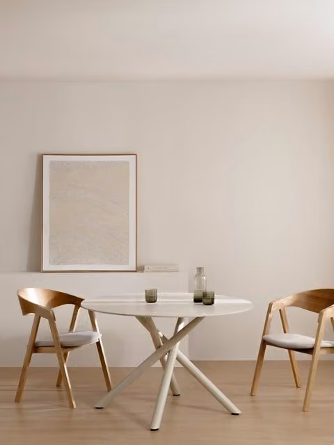 Tavolo da pranzo rotondo Leaner Kenay Home beige in ceramica e metallo Diametro: 120 cm