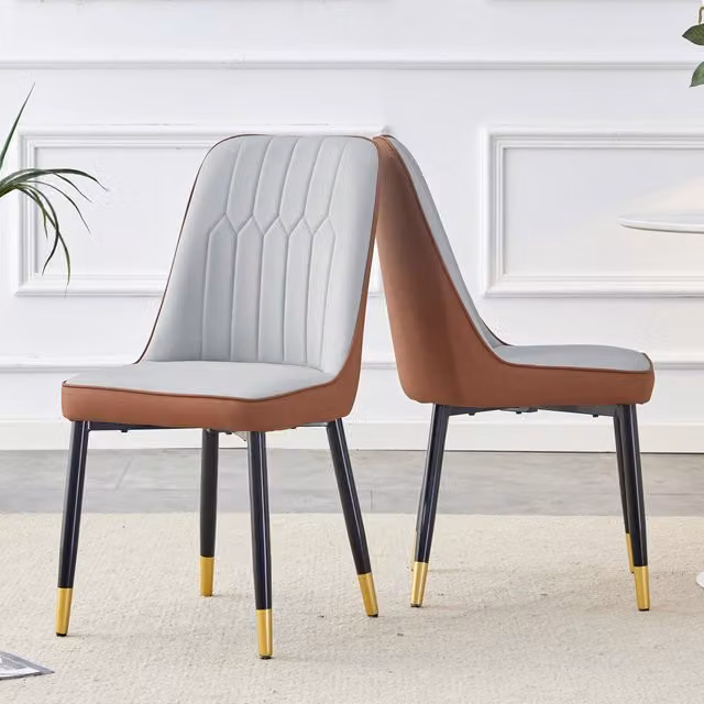 Set di due sedie da pranzo moderne e semplici, con schienale in similpelle bicolore (grigio chiaro e marrone) e gambe in metallo nero. Ideali per sale