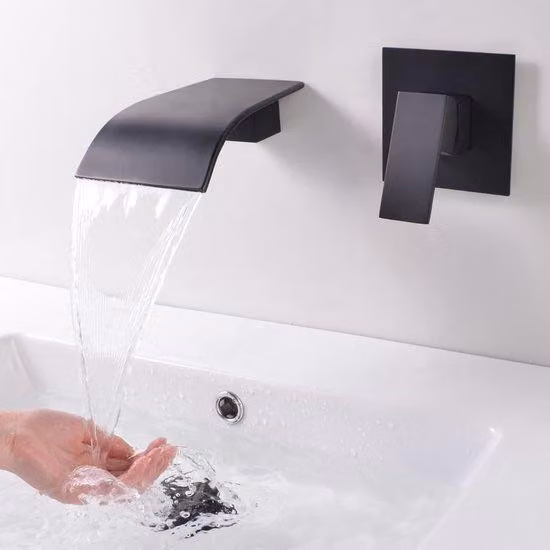 Soffione doccia nero con scarico a cascata e doccetta monoblocco.