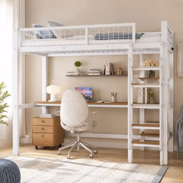 Letto a soppalco 90x200 cm con scrivania e scaffali; struttura in metallo e legno; bianco e naturale