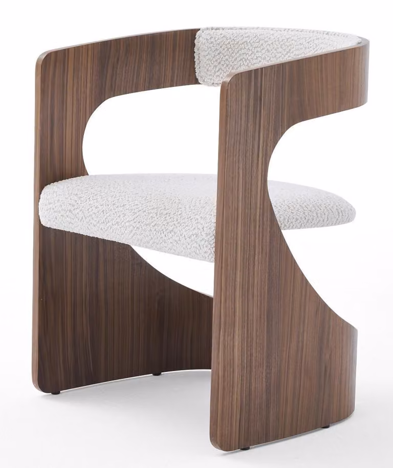 Sedia dal design moderno, bianca, con rivestimento in tessuto, struttura in legno marrone, dal aspetto scultoreo, confortevole ed elegante
