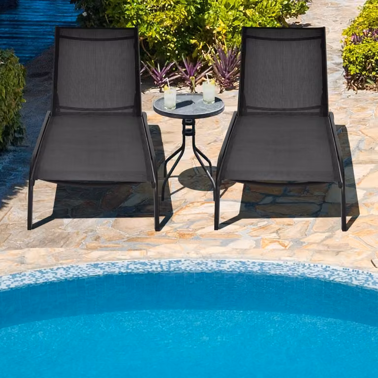 Set di 2 chaise longue Costway reclinabili in 6 posizioni con ruote e poggiatesta regolabile, sedie a sdraio da esterno in textilene e acciaio nero