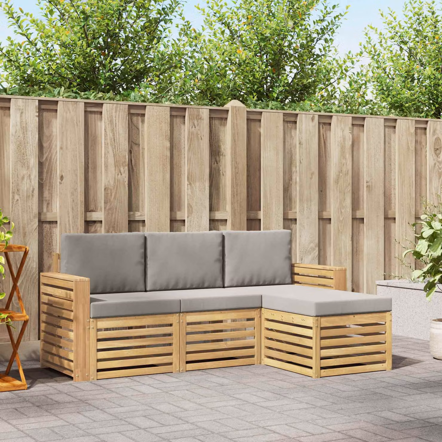 vidaXL Set di divani da esterno a L composto da 4 pezzi in legno di acacia con cuscini bianchi e grigi