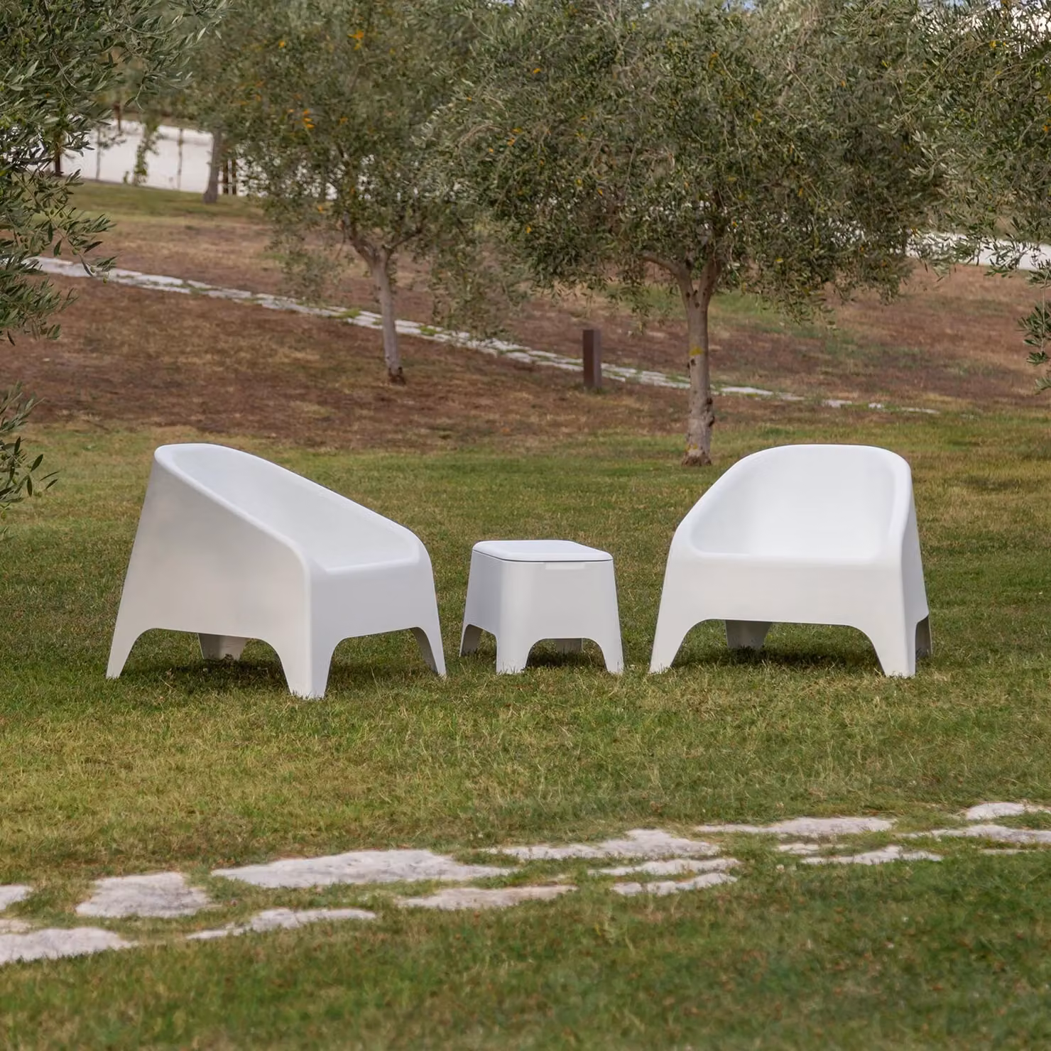 Poltrona Matera Toomax Bianca in Plastica per Soggiorno o Esterno H: 67 cm, L: 75,5 cm, P: 78,5 cm – 2