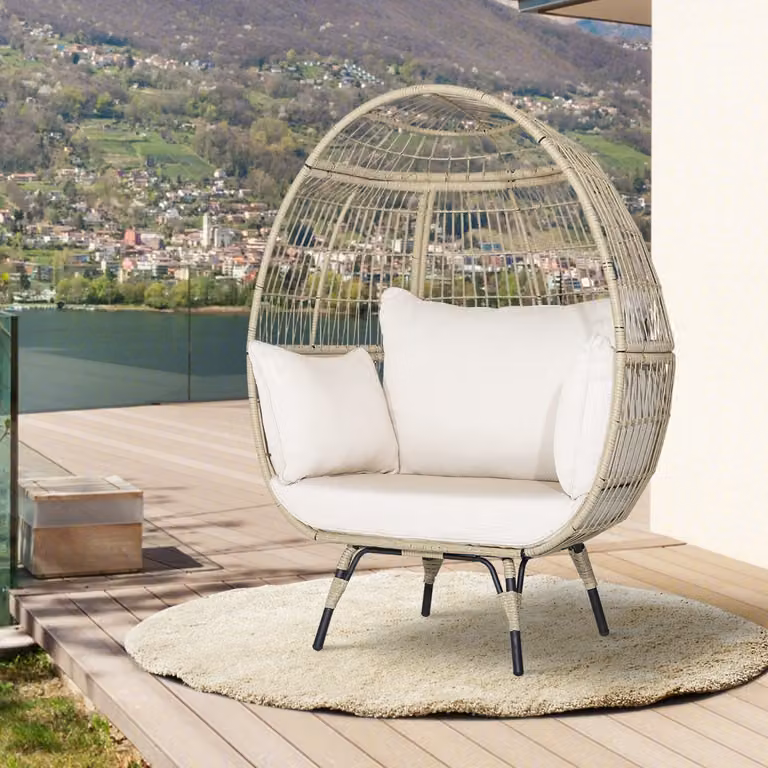 Poltrona a uovo Costway in rattan con 4 cuscini e struttura in metallo, ideale per giardino e terrazzo, colore beige e bianco