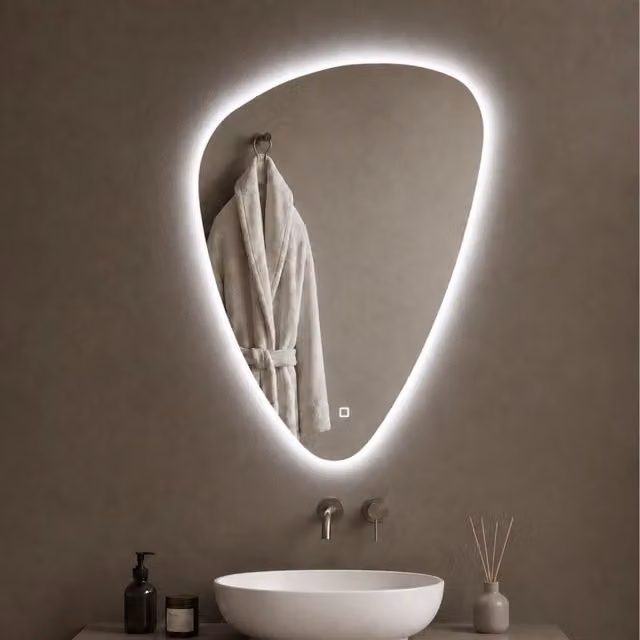 Specchio triangolare stondato OGOMONDO con retroilluminazione LED dimmerabile e comando touch, L: 60 cm, H: 80 cm