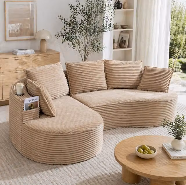 Divano ad arco ULEVR 250x152x82 cm in velluto a coste kaki con 2 portabicchieri, tasche laterali e cuscino
