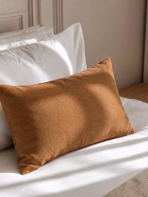 Cuscino rettangolare Finch Kenay Home color marrone in lino e cotone con fodera rimovibile L: 60 cm, P: 40 cm, H: 40 cm