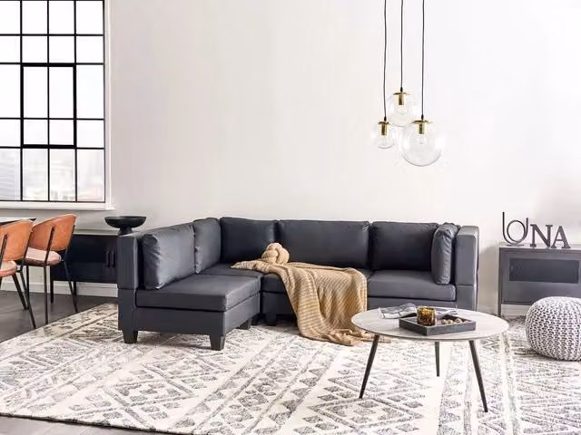 Divano componibile 4 posti imbottito in tessuto nero gambe nere schienale imbottito lato destro stile moderno