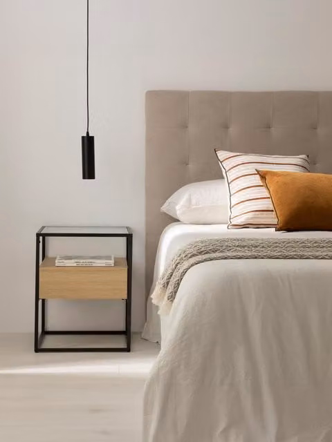 Comodino Cassia Kenay Home in legno naturale con 1 cassetto e struttura in metallo e vetro