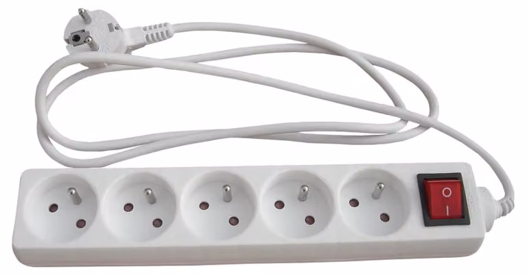Zenitech - Set di 2 prese multiple - 5 prese da 16A, 2P+T con interruttore - Bianco