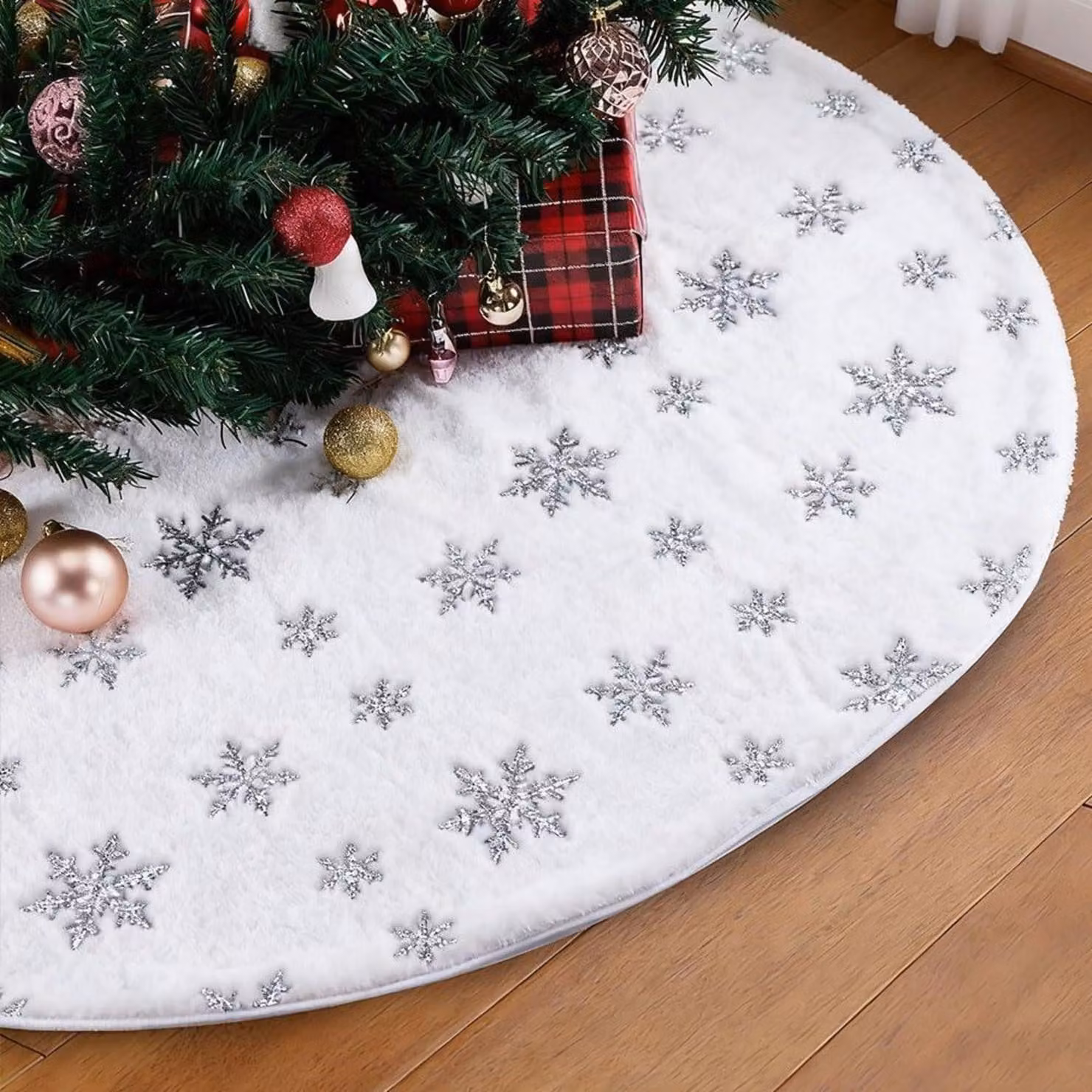 Decorazione per albero di Natale, forma rotonda, diametro 90 cm, colore bianco, realizzata in peluche con decorazioni a forma di fiocchi di neve