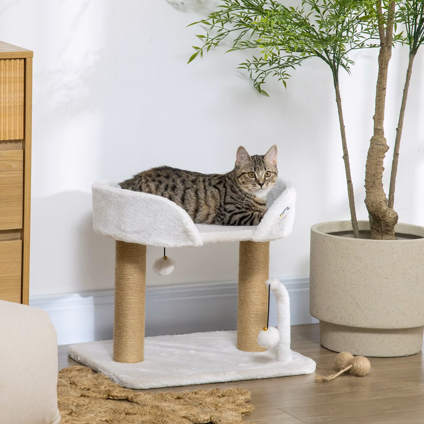 Torre per gatti PawHut in legno con tiragraffi e giocattoli integrati, Giallo e Bianco, L: 38 cm, P: 38 cm, H: 42 cm – 2