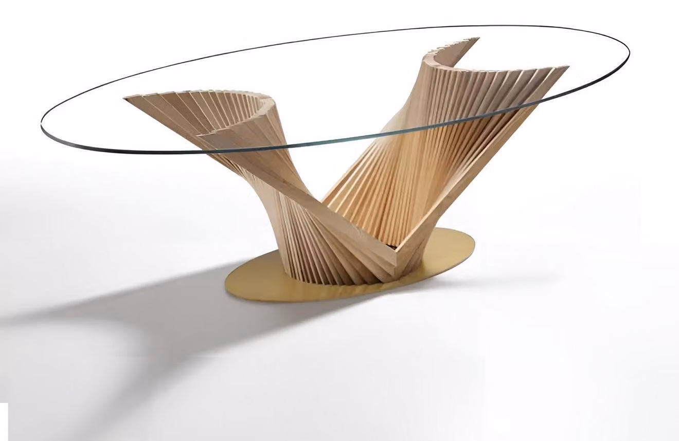 Eleganter Esstisch mit geschwungener Holzstruktur und Glasplatte