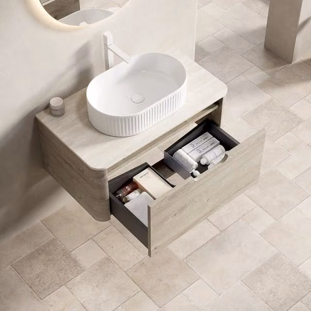 Mobile bagno sospeso con lavabo ovale in ceramica, piano in pietra sinterizzata effetto travertino romano e cassetto