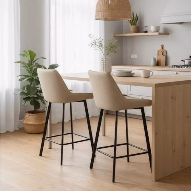 Set di 2 sgabelli da bar e cucina in tessuto beige Fynn con struttura in metallo e poggiapiedi | Duzzle