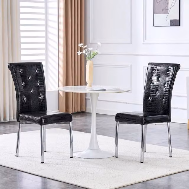 Set di 2 sedie da pranzo OKWISH in finta pelle effetto alligatore nera con bottoni in cristallo e gambe in metallo galvanizzato nero, H 76 x L 49,5 x P 46 cm