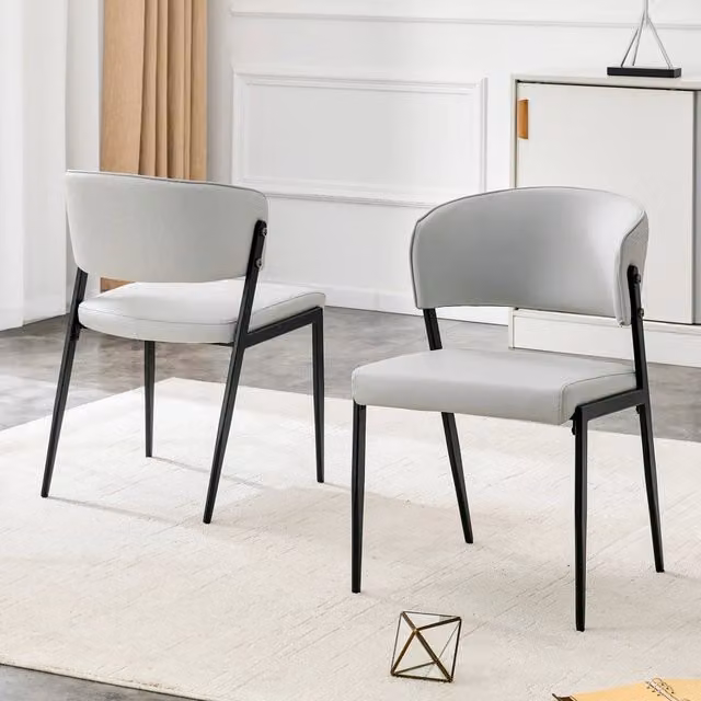 Set di 2 sedie da pranzo OKWISH con seduta imbottita in ecopelle grigio chiaro, schienale curvo ergonomico e gambe in metallo, H 74 x L 53,5 x P 53,5 cm