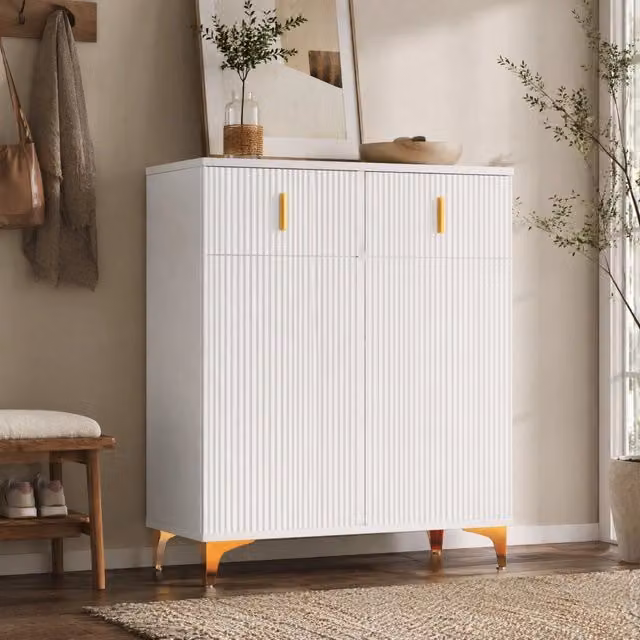 Sideboard bianco con pannelli strutturati, ripiani regolabili e dettagli dorati, due cassetti e due ante