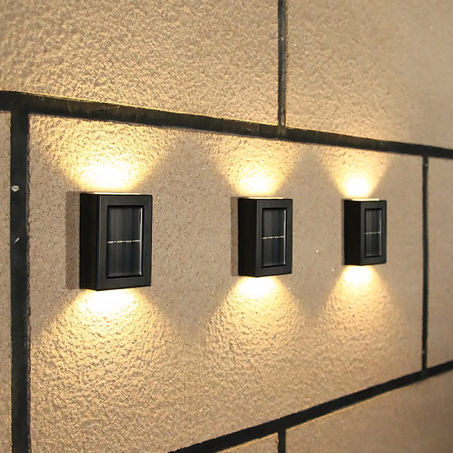 Set di 4 luci solari a LED, con illuminazione direzionale verso l'alto e verso il basso, grado di protezione IP65, luce bianco caldo