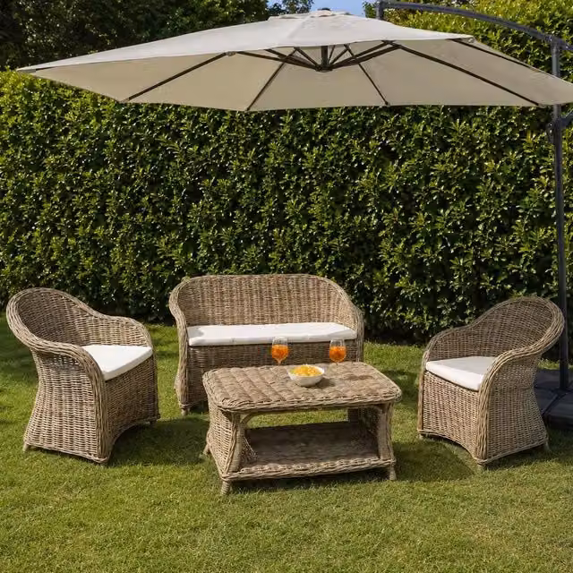 Set da giardino Okaffarefatto in polyrattan grigio con divanetto a 2 posti, 2 poltrone e tavolino da esterno e cuscini inclusi – 1