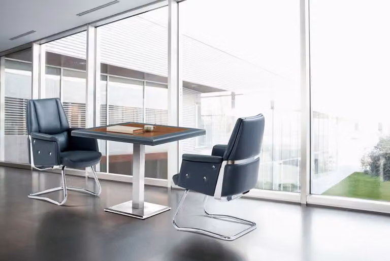 Moderner Esstisch aus MDF und Edelstahl in Holzoptik