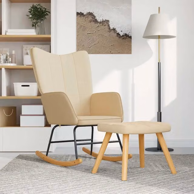 Poltrona a dondolo con poggiapiedi coordinato in tessuto beige per il relax in soggiorno