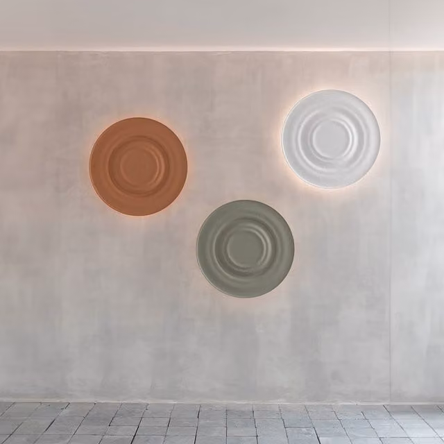 Plafoniera e applique LED Vibration di Hind Rabii, bianca e multicolore, dimmabile, in ceramica