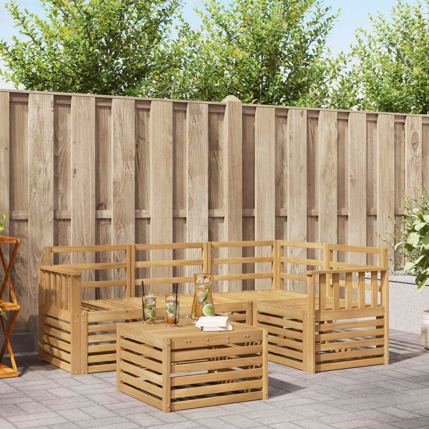 vidaXL Set di divani da esterno a L composto da 5 pezzi in legno di acacia massello con cuscini bianchi e marroni per giardino e terrazza