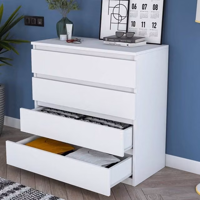 Cassettiera Gorle DMORA con 4 cassetti in legno bianco opaco L: 80 cm, P: 47 cm, H: 98 cm – 1