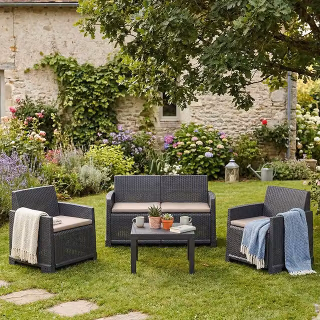 Set Salotto da Esterno Atrito DMORA in Rattan Antracite con Divano a 2 Posti, Poltrone e Tavolino da Giardino – 1