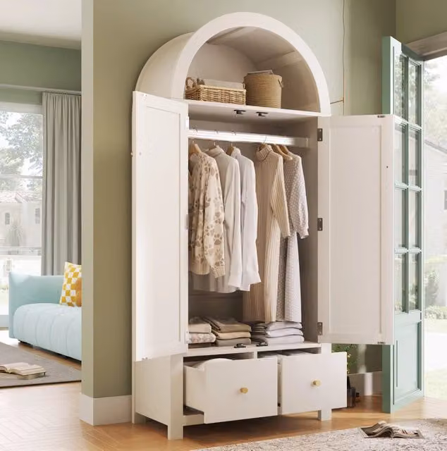 Armadio ad arco in stile boho con intreccio in rattan e finitura bianca, dotato di 2 cassetti interni, asta appendiabiti e ripiani, L: 78 cm, P: 45 cm, H: 181 cm
