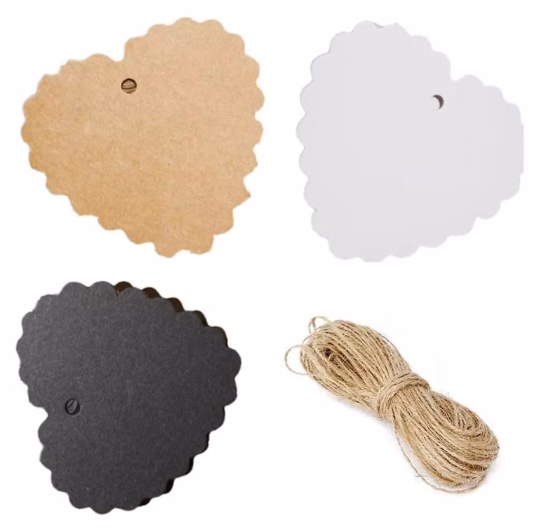300 etichette in carta kraft, marrone/bianco/nero, dimensioni 6,5x6 cm, complete di nastro di iuta