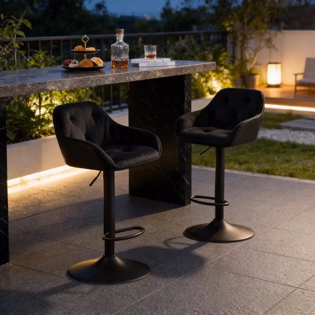 Set di 2 sgabelli da bar MIVRAY girevoli a 360 gradi in velluto nero con braccioli e poggiapiedi, regolabili in altezza, L: 37,0 cm, P: 40,0 cm, H: 84,0 cm