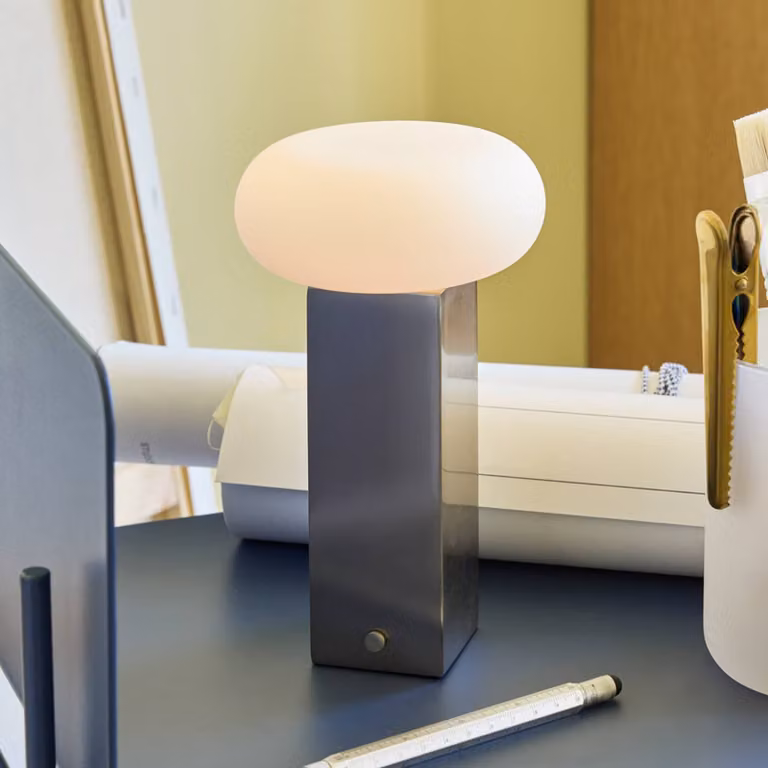 Hübsch Lampada LED da tavolo ricaricabile LOW, color nichel, altezza 20 cm, metallo dimmerabile, Alluminio / Grigio / Zincato, Soggiorno / Sala da pranzo, Metallo, Moderno