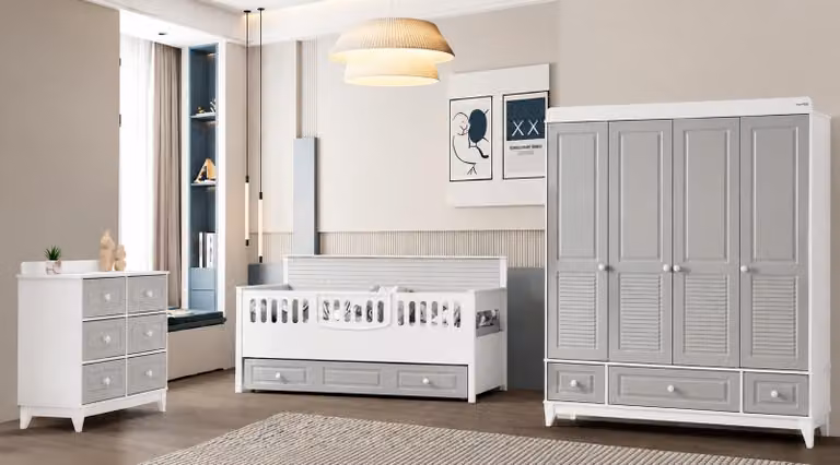 Arredamento bianco e grigio, con letto singolo, armadio e cassettiera