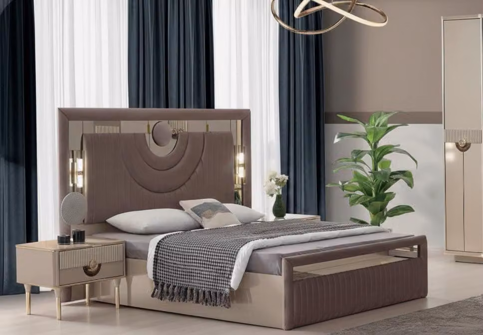 Set moderno per camera da letto nei toni del marrone e del beige, composto da un letto imbottito e due comodini