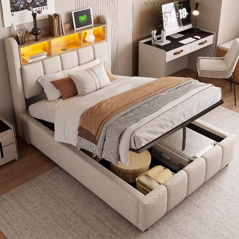 Letto imbottito 90x200 cm con illuminazione a LED, prese USB e di tipo C, spazio contenitore ad apertura idraulica e testiera con superfici di appoggio, rivestito in lino color beige