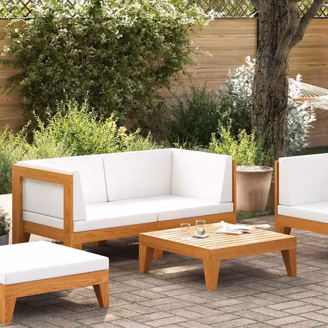 Set da Giardino MercatoXL in Legno di Acacia con Divano a L, Elemento Angolare, Tavolino e Cuscini Bianchi
