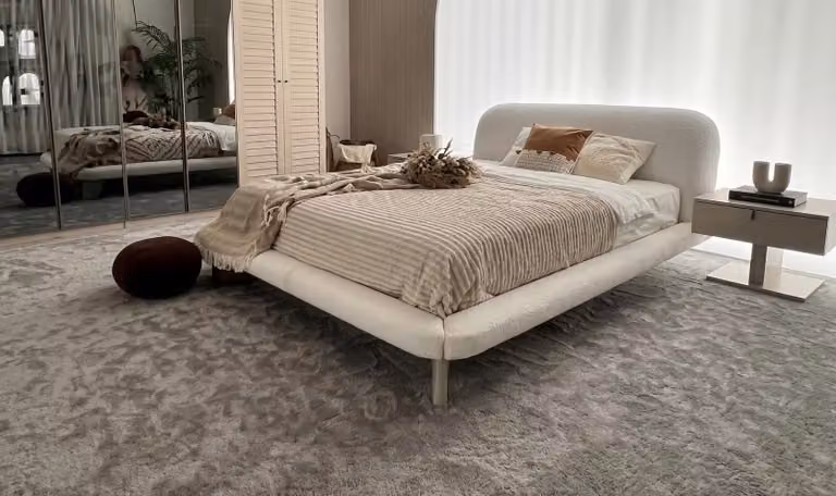 Set da camera da letto: letto e 2 comodini, beige, stile moderno, accogliente e luminoso