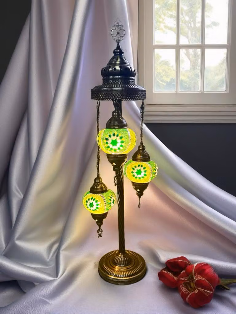 Lampada da tavolo artigianale turca con 3 sfere di vetro - Vetro mosaico verde per un'illuminazione suggestiva