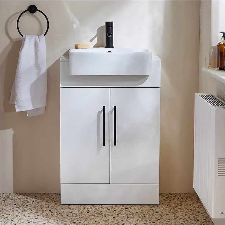 Mobile Bagno a Terra Bianco da 550mm con Lavabo e Maniglie Nere con Barra a T - Cluo