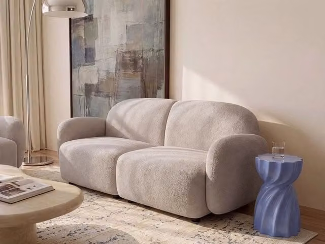 Divano a 2 posti BELIANI in tessuto bouclé beige con stile retrò e struttura in legno massiccio per il tuo soggiorno – 1