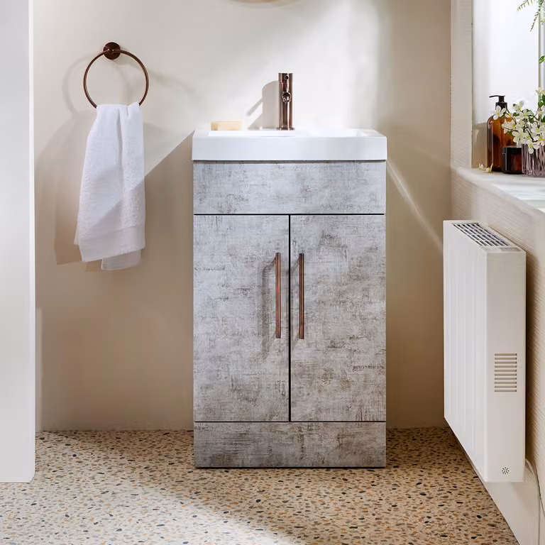Mobile Bagno a Terra Grigio Cemento da 500mm con Lavabo e Maniglie con Barra a T in Bronzo Spazzolato - Cluo